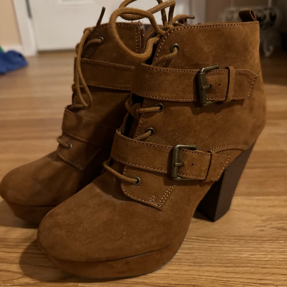 Brown high, chunky heel boot